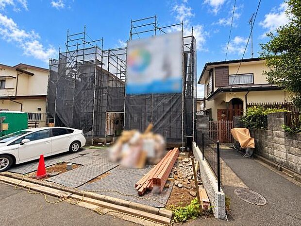 建築中の物件であり外観全体が確認できます。