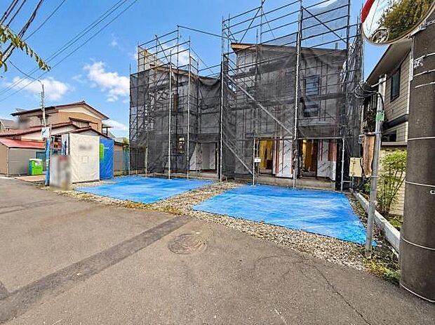 建物の工事が進んでいる現場で前面道路からのアクセスが見やすくなっています。