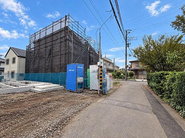 前面道路がしっかりと整備されており現地周辺の雰囲気が伝わります。