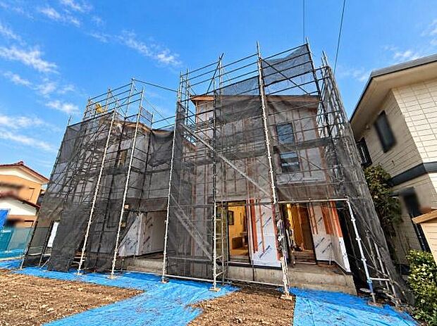 新築住宅ならではの清潔感を感じられる外観です。建設途中のため完成後のイメージが楽しみです。
