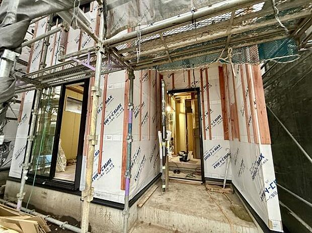 建築中の外観が確認できる貴重な一枚です。窓やドアの配置がわかりやすく住まいの雰囲気が感じられます。