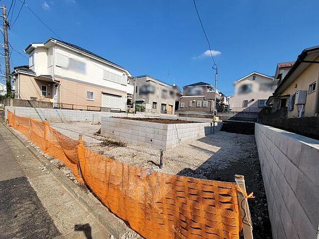 閑静な住宅地に位置する整形地です。基礎工事も進行中で周囲に戸建てが並ぶ落ち着いた雰囲気が特徴です。