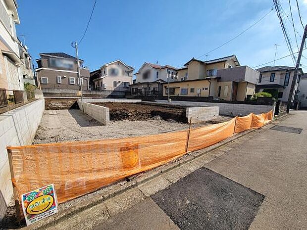 周囲には住宅が建ち並んでおり落ち着いた雰囲気が感じられます。