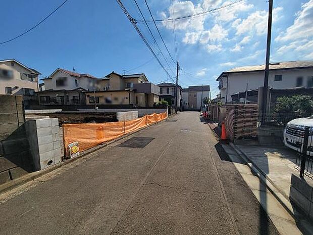 前面道路がしっかりと整備されており車の出入りがしやすい現地写真です。