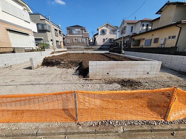 住宅街の一角にある整備された土地です。周囲は落ち着いた雰囲気の住宅が並んでいます。角地で視界も広がりやすいです。現状で整地が進んでおりすぐに建築が始められます。