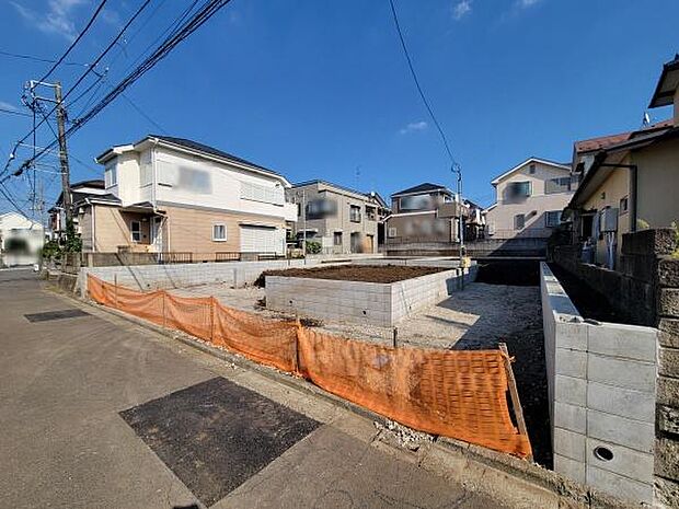 前面道路がしっかり舗装されており周囲には落ち着いた住宅が並んでいます。車の出入りもしやすい広さが確保されています。