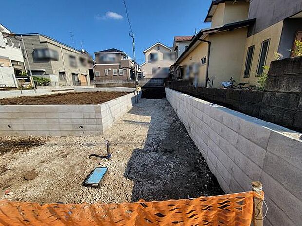 日当たりの良い土地で広々としたスペースが確保されています。周囲は住宅街で静かな環境が特徴です。整備された擁壁で敷地の使い勝手も良好です。前面道路へのアクセスも便利に設計されています。