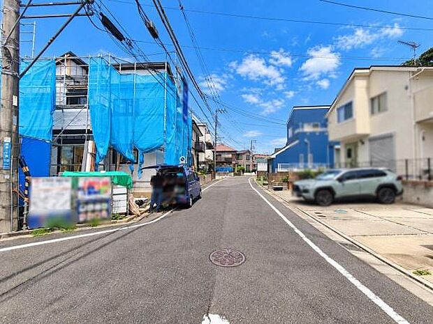 前面道路が広く開放的な雰囲気を感じる現地写真です。