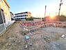 その他：日当たりの良い場所で住宅の建築が進められている様子が見受けられます。ゆとりのある敷地が確保されており整備が進んでいます。