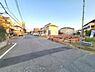その他：前面道路が広めに確保されており見通しの良い現地写真です。周囲には戸建て住宅が立ち並び静かな印象を受けます。現地の様子が分かりやすく撮影されています。