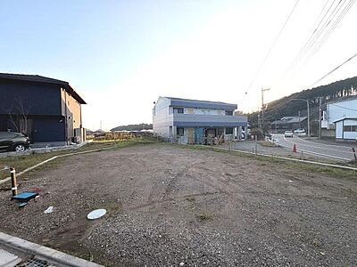 外観：広々とした敷地が特徴です。両隣に住宅があり前面道路も広い造りとなっています。陽当たりの良い立地で視界もひらけています。建築の自由度が高く多様なプランに対応可能です。