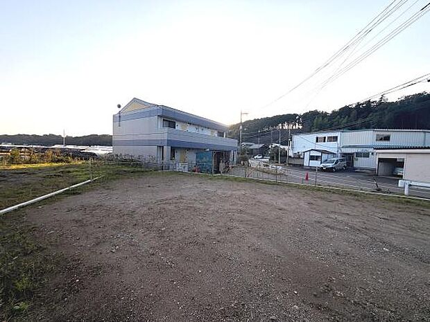 前面道路まで見渡せる現地写真です。