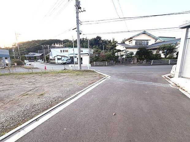 前面道路が広く車の出入りがしやすい環境です。現地周辺は開放感があり見通しも良好です。