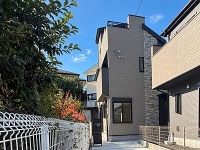 外観:道路から一歩奥まった場所に佇む新築邸宅。専用通路が生み出すプライベート感と、落ち着いた住環境が魅力です。 外観:道路から一歩奥まった場所に佇む新築邸宅。専用通路が生み出すプライベート感と、落ち着いた住環境が魅力です。