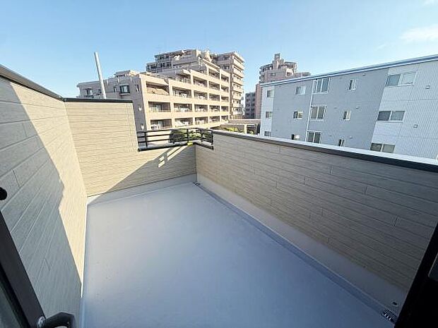 この家には、空を楽しむもうひとつのリビングがある。青空を身近に感じる開放的なPHバルコニー。休日のカフェタイムや夕涼みなど、何気ない日常を特別な時間に変えてくれます。