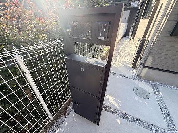 不在時のお荷物もスマートに受け取れる、宅配ボックス付き。 スタイリッシュなブラックの門柱に、宅配ボックス・郵便受け・インターホンを集約。共働き世帯のご家庭にも嬉しい、暮らしを快適にする設備です。