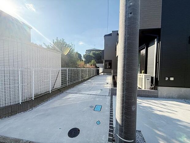 専用アプローチの先に待つ、家族だけの特別な住まい。 道路から奥まった配置がプライベート感を演出。ゆったりと続く舗装されたアプローチと、洗練されたグレーの外観が、帰宅するたびに心を満たしてくれます。