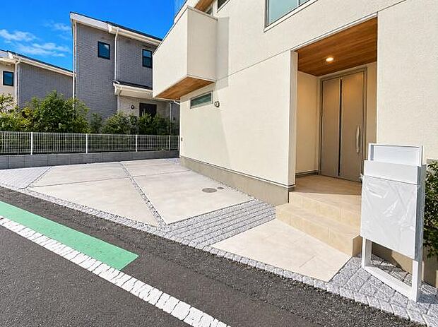 ゆとりある駐車スペース2台分を確保!玄関へのアクセスもスムーズで、日々の使い勝手にも配慮。湘南での快適なカーライフを叶えます!