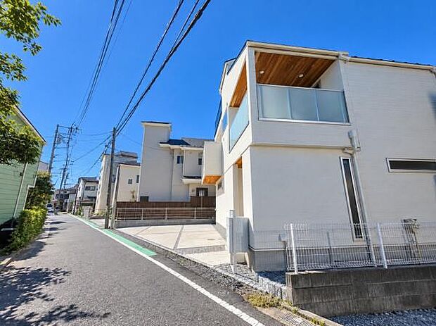 閑静な住宅街に佇む、洗練されたデザインの新築邸宅!落ち着いた街並みと開放感のある前面道路が魅力。湘南らしい穏やかな暮らしを叶える住環境です!