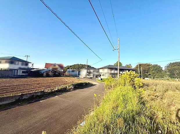 南側道路に面した現地土地写真です。周囲には開放的な景色が広がっています。日当たりが良い環境となっています。