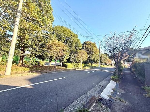 前面道路は幅員が広く交通のしやすさを感じられます。周辺には緑が多く自然を身近に感じられる環境です。
