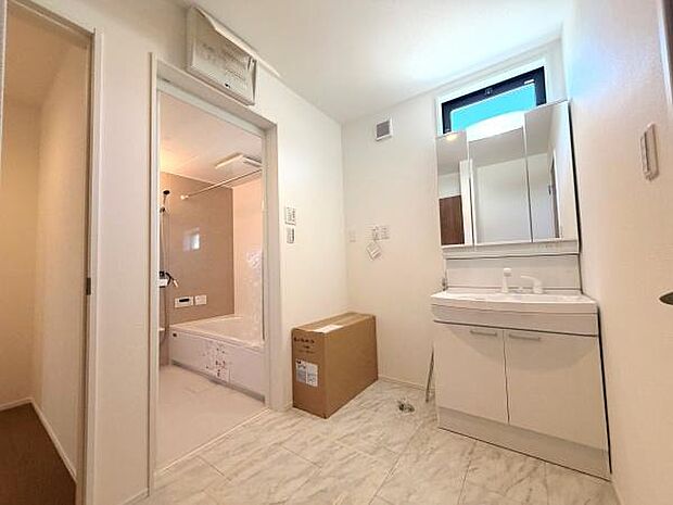 洗面台・洗面所は明るい空間となっています。三面鏡付きの洗面化粧台が設置されており収納も充実しています。窓から自然光が入るため換気もしやすく清潔感のある印象です。浴室への動線もスムーズで便利です。