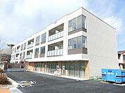 南彦根駅より徒歩23分 築8年8ヶ月 3階建の賃貸物件