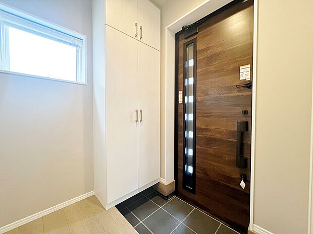 明るくコントラストのある開放感と清潔感を兼ね備えた玄関。