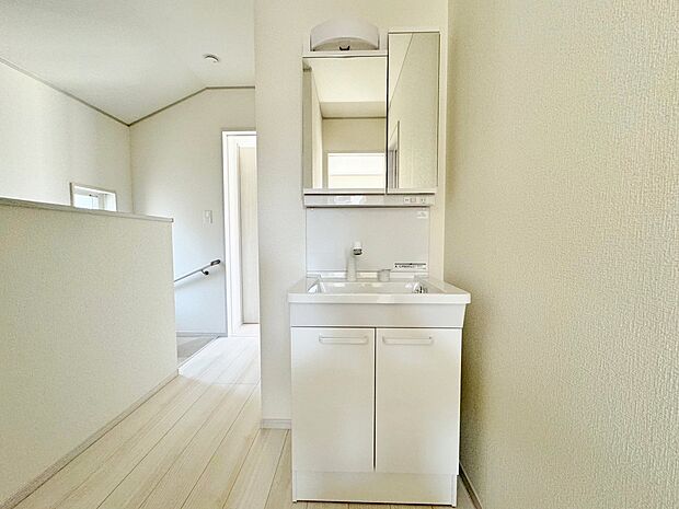 2階にもセカンド洗面台を設けました。お掃除や朝の身支度に便利です。