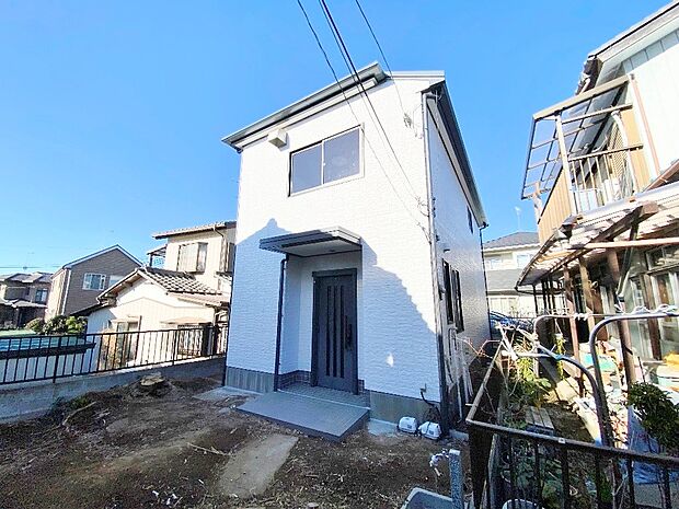 閑静な住宅街に佇む邸宅。ゆったりした時間が流れる住環境。(令和6年1月 撮影)