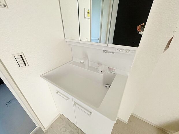 スッキリとしたシンプルなデザインの洗面台はお手入れもラクラク。