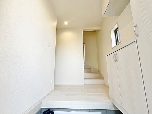 明るさと清潔感を兼ね備えた玄関が建物内へと導きます。