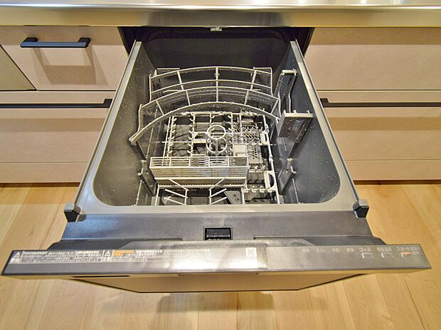食洗機を備えたスタイリッシュなシステムキッチン。