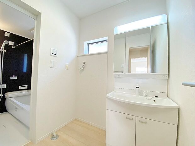 玄関そばに設置した洗面・脱衣室は、帰宅後すぐに手洗い・うがいができる動線。