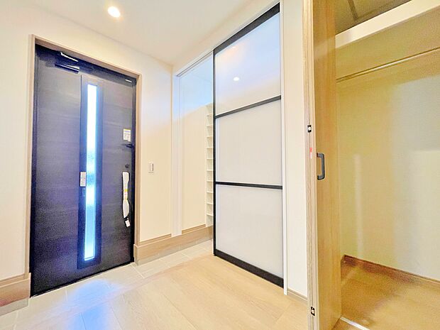 広々とした明るい玄関には拘りました。