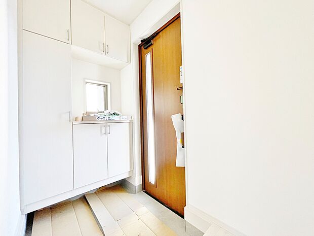 天井近くまで高さがある収納を設けた玄関。