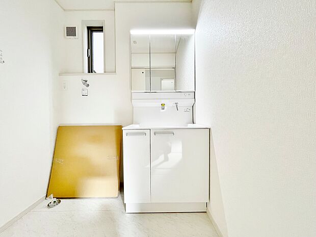 玄関とキッチンに近い洗面室。スムーズな動線も魅力です。