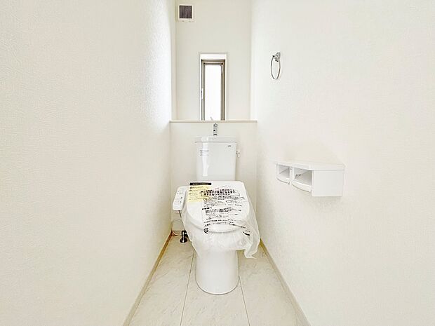 清潔感のあるトイレは窓が付いて実用性も兼ね備えた造り。
