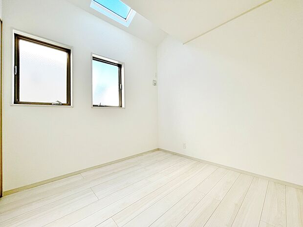 光差し込むトップライトで部屋全体の明るさと居心地のよさを演出。