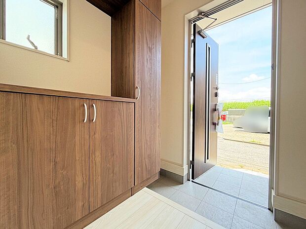 採光を考えて造られた玄関は、優しく家族を送り出し出迎えます。