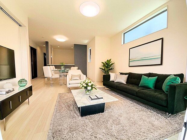 室内には豊かな陽光が注ぎ込み、爽やかな住空間を演出。※現況写真にＣＧによる画像処理済み