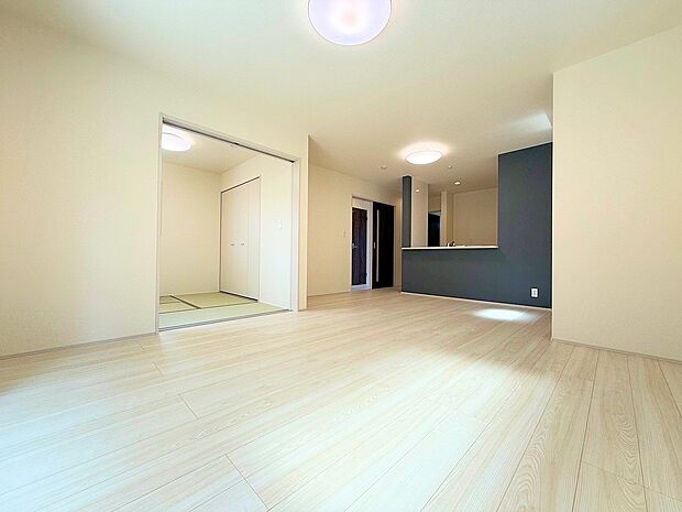 リビングと一体の続き間和室を設けています。