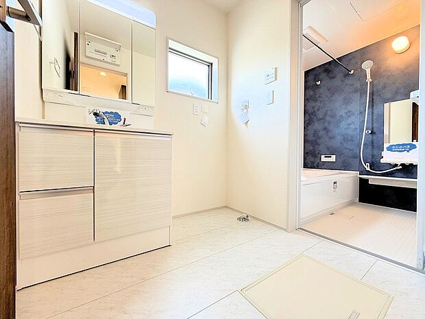 キッチンそばに洗面所、浴室を集めた無駄のないコンパクトな家事動線。