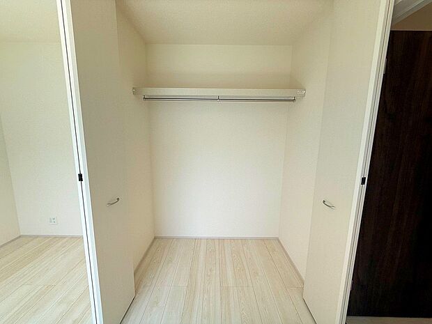奥行きのあるクローゼットを採用しました。