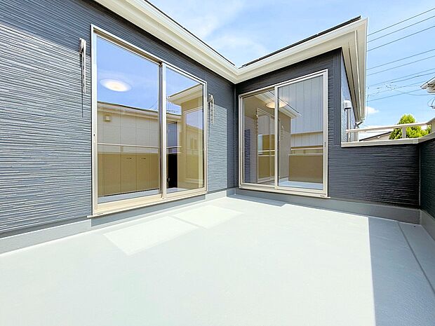 6帖大の広々としたバルコニーはお洗濯物が多い日でも安心です。