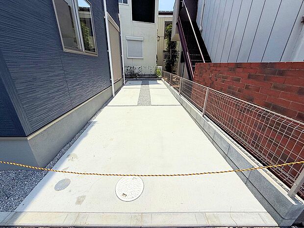 カースペースには2台駐車可。お仕事用とご自宅用の2台所有も可能です。(車種による）