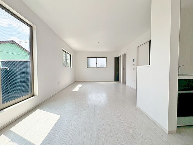 2階バルコニーに面した17帖のLDKを配置した間取りです。