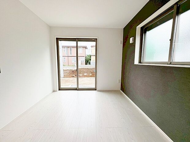 アクセントクロスが印象的な洋室。落ち着いた色合いでリラックスできます。