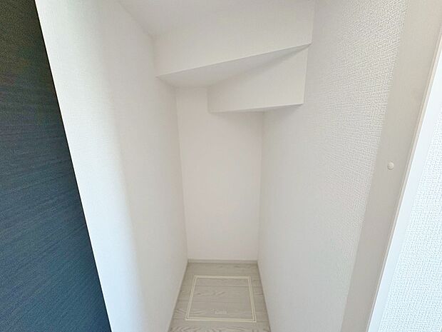 階段下を活用した収納を設けました。