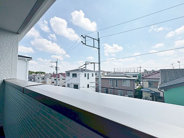 バルコニーに出た時、頬をなでる優しい風を感じます。